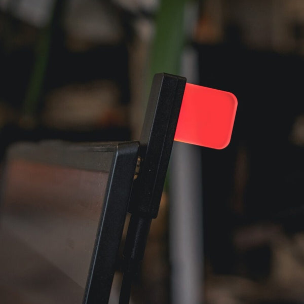 Luxafor Flag Busylight, schwarz am Computer leuchtet rot