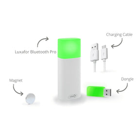 Luxafor Bluetooth Pro Busylight weiss auf Tisch Bord mit Kabelmagnet-Dongle