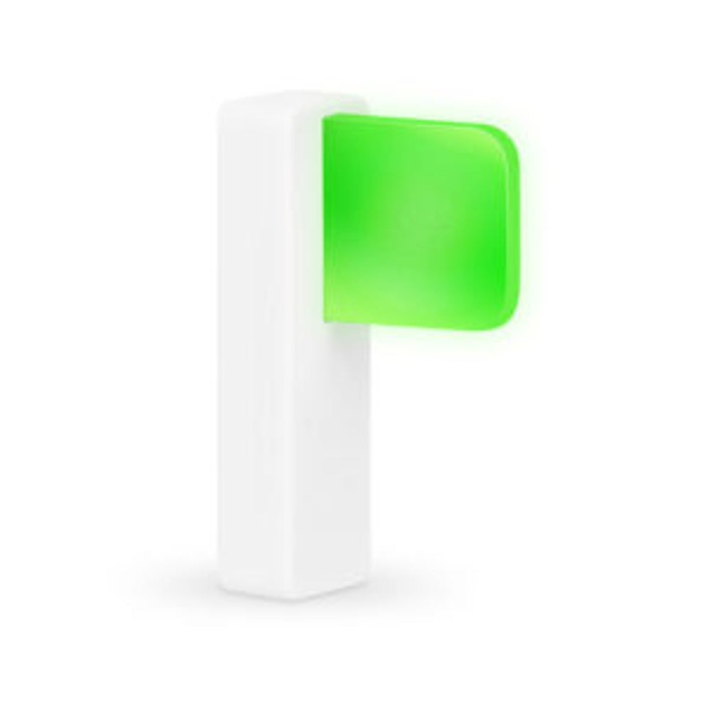 Luxafor Flag Busylight, blanco sobre la mesa, luminoso en verde, sin fondo